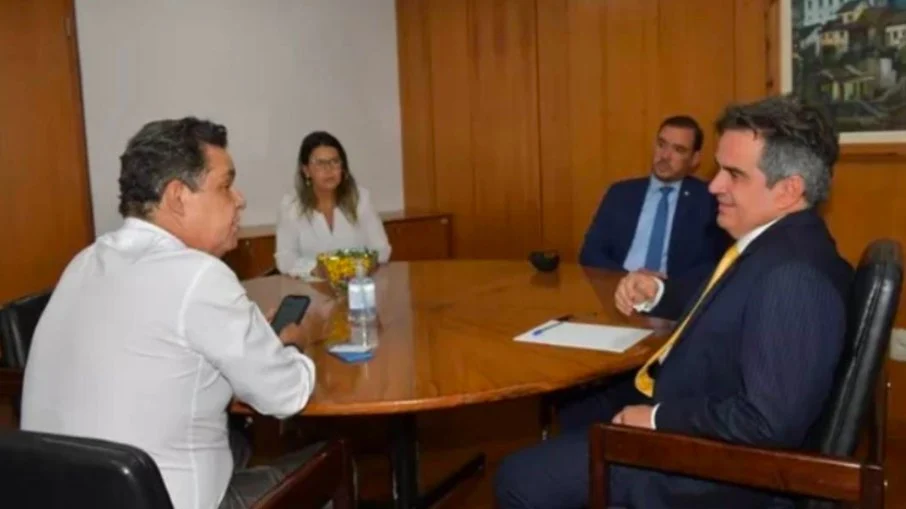 Foto de encontro entre Ciro Nogueira e pastor lobista do MEC é apagada pela Casa Civil
